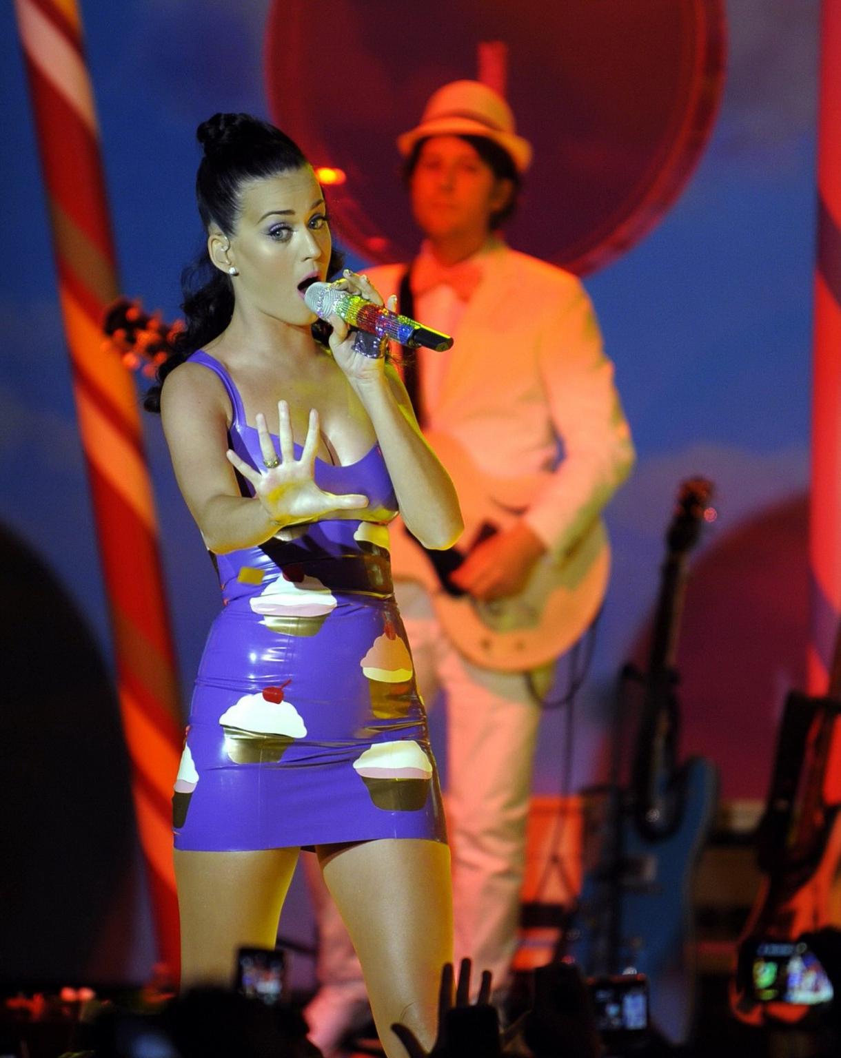 16P Katy Perry busty in tiny latex dress performing at the Roseland Ballroom in NYC