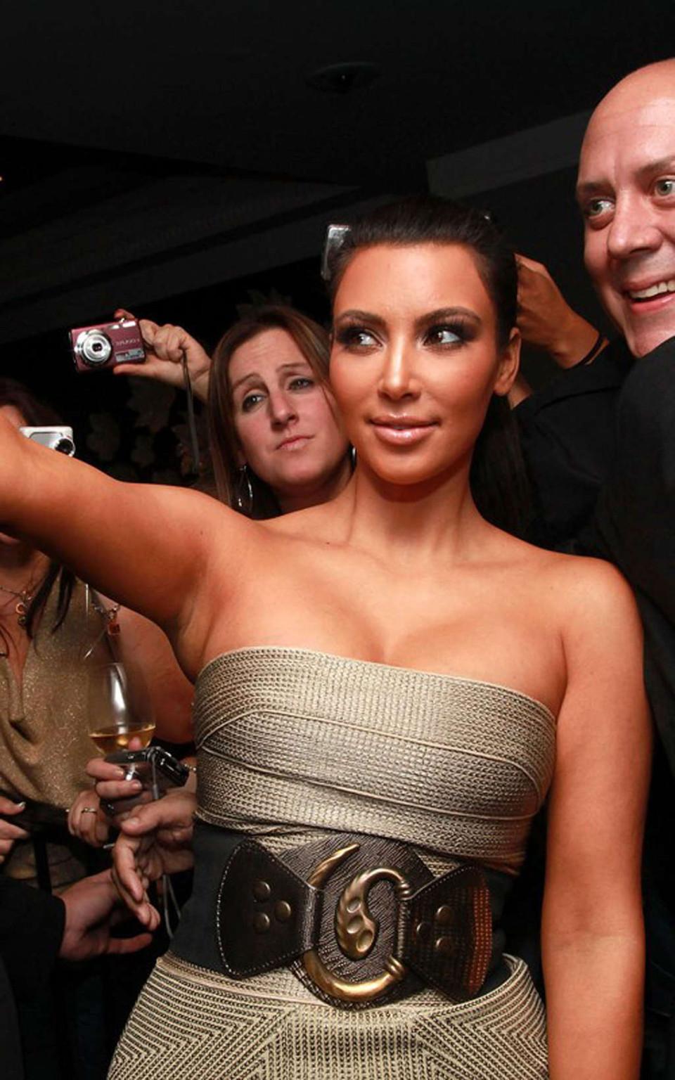 16P Kim Kardashian exposing fucking huge boobs and sexy body in bowling club
