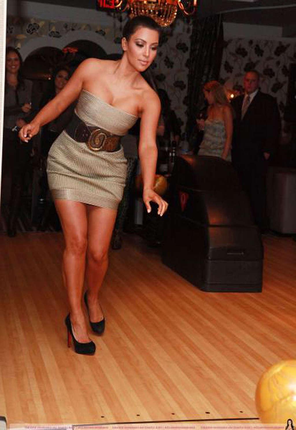 16P Kim Kardashian exposing fucking huge boobs and sexy body in bowling club