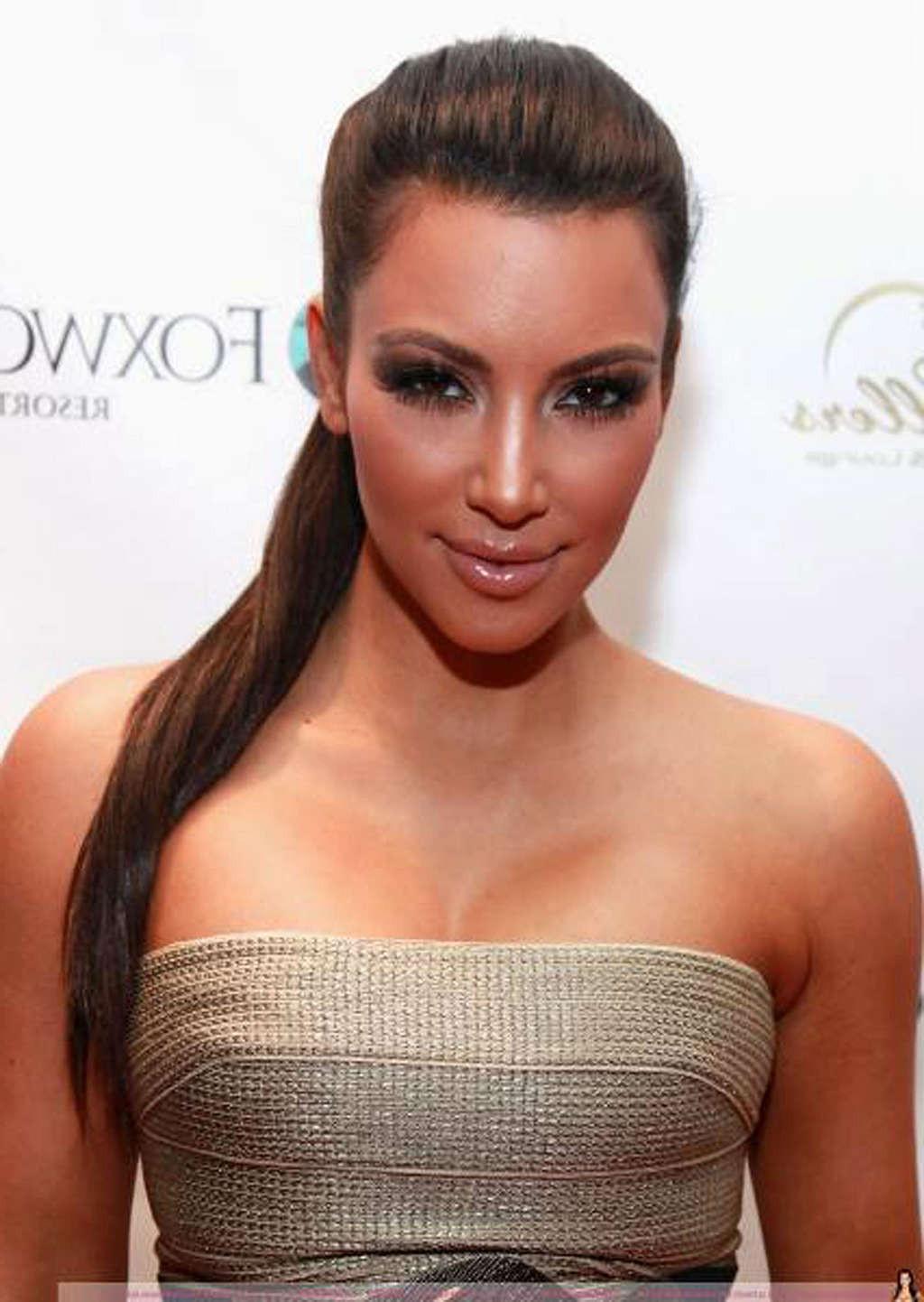 16P Kim Kardashian exposing fucking huge boobs and sexy body in bowling club