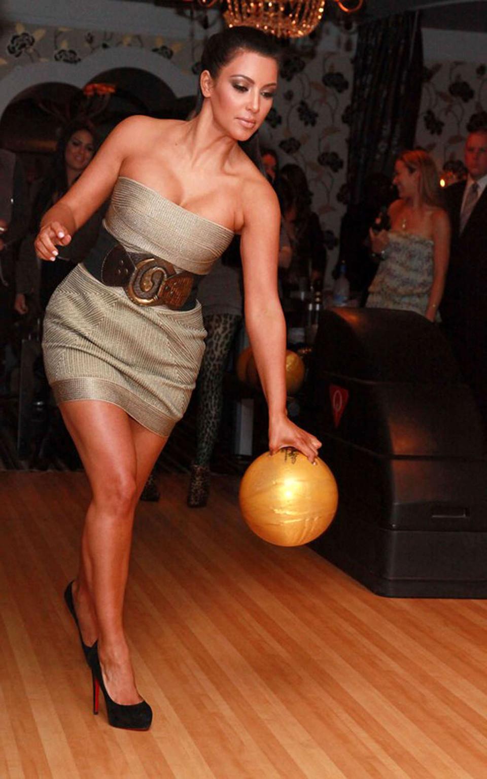 16P Kim Kardashian exposing fucking huge boobs and sexy body in bowling club
