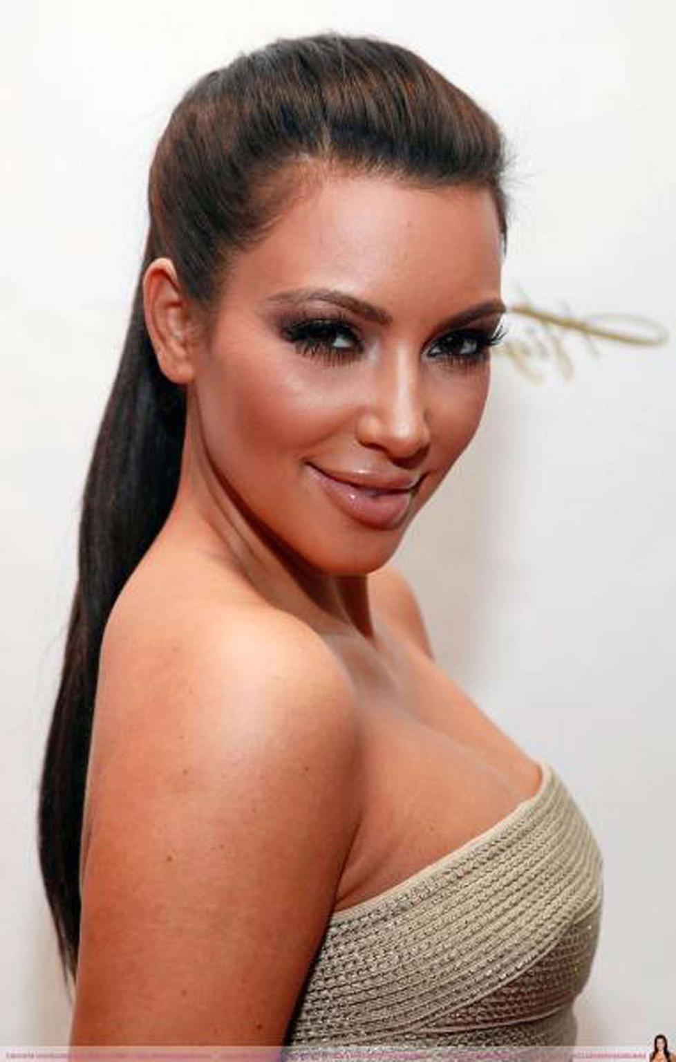 16P Kim Kardashian exposing fucking huge boobs and sexy body in bowling club