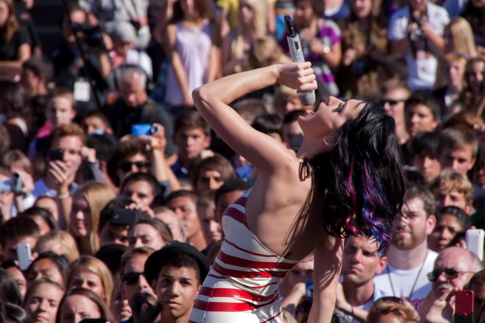 15P Katy Perry leggy  cleavy in latex dress performing at Dos Pueblos in Santa Barba
