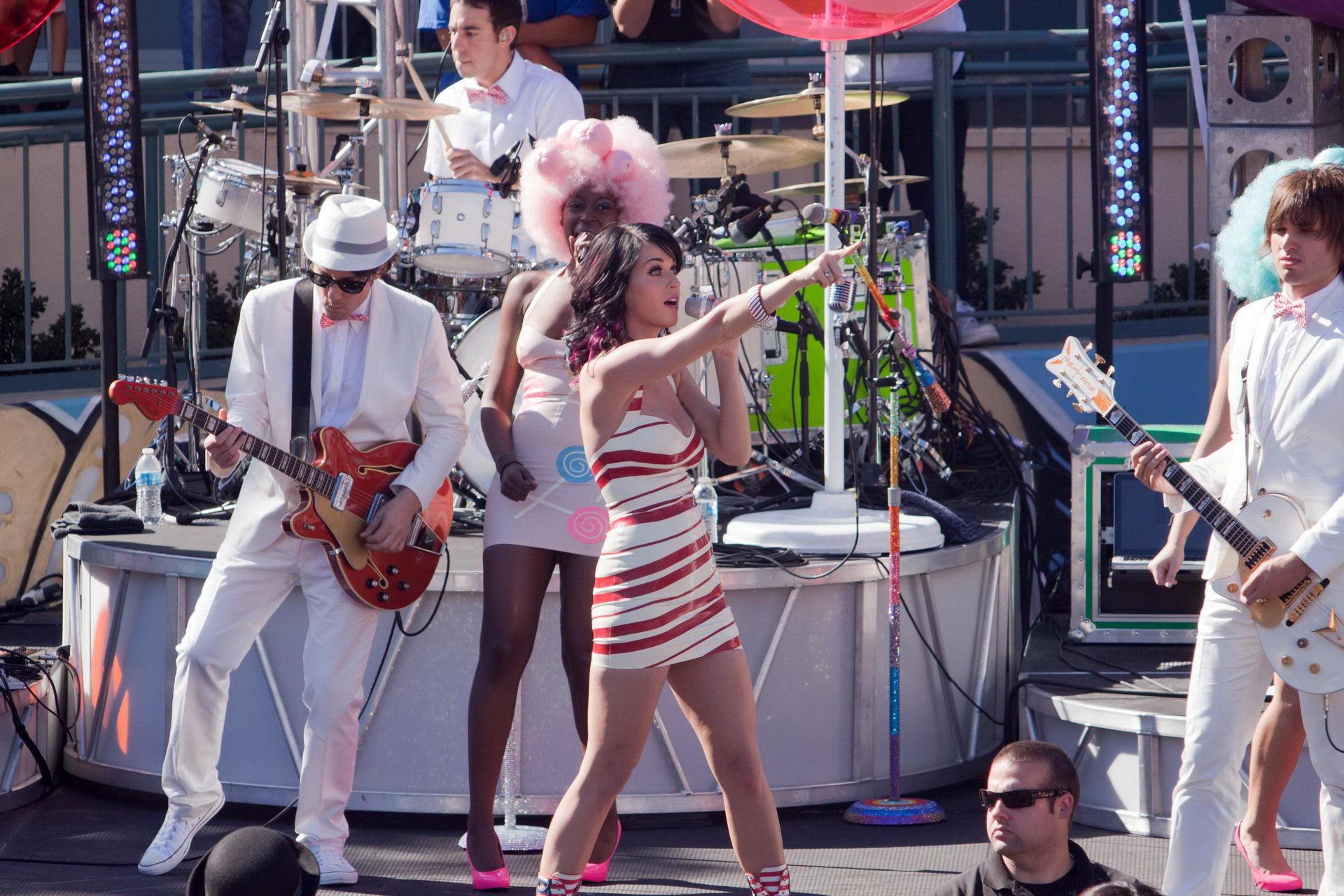 15P Katy Perry leggy  cleavy in latex dress performing at Dos Pueblos in Santa Barba