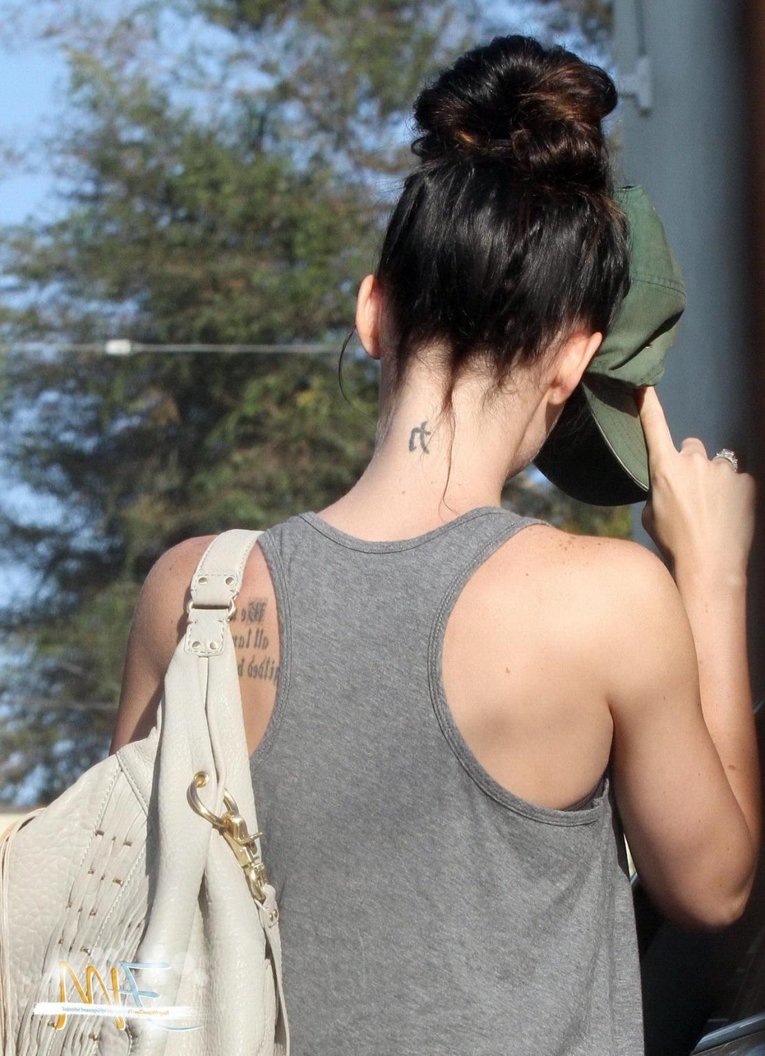 15P Megan Fox in tights shows off her perfect ass leaving the gym