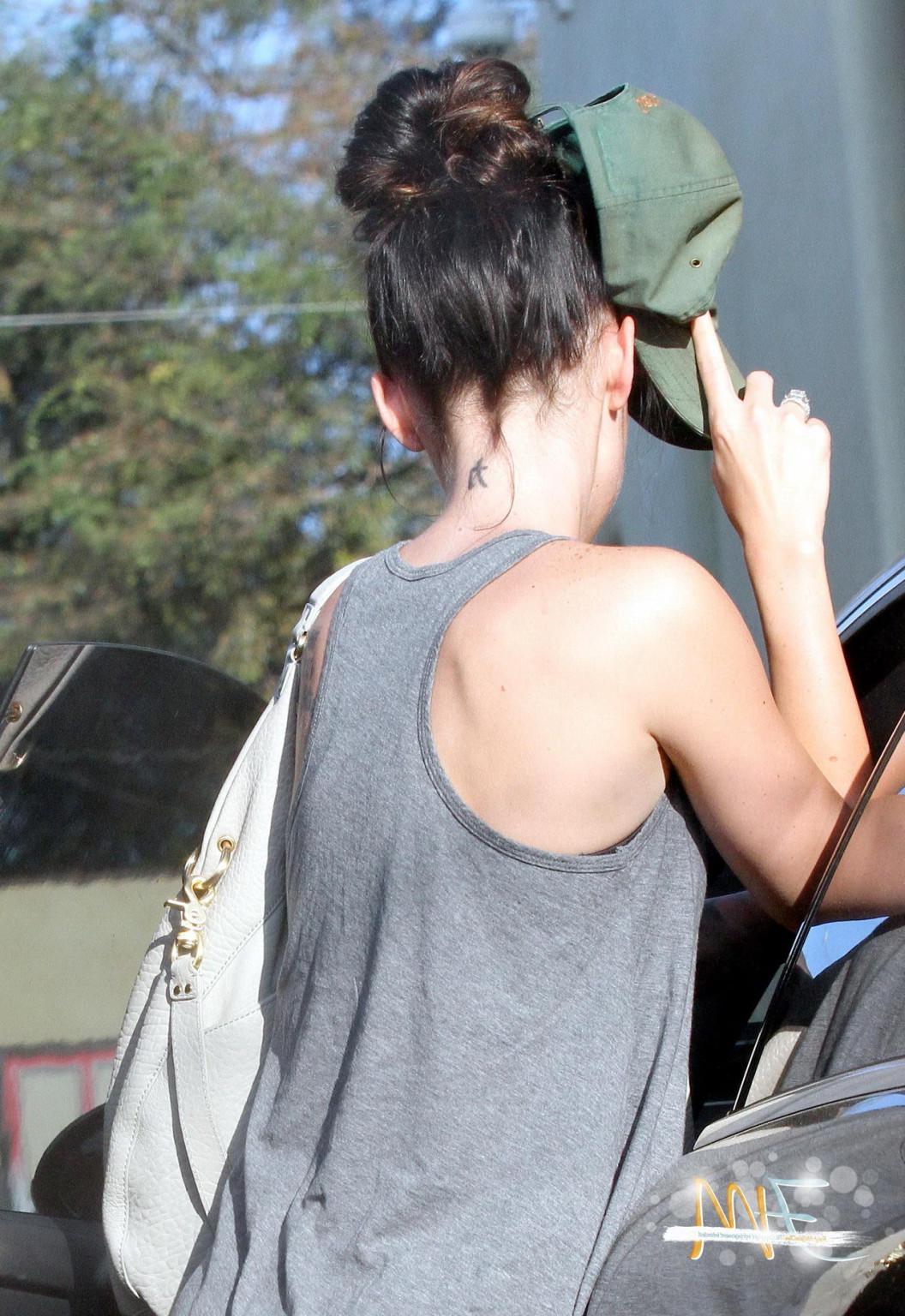 15P Megan Fox in tights shows off her perfect ass leaving the gym