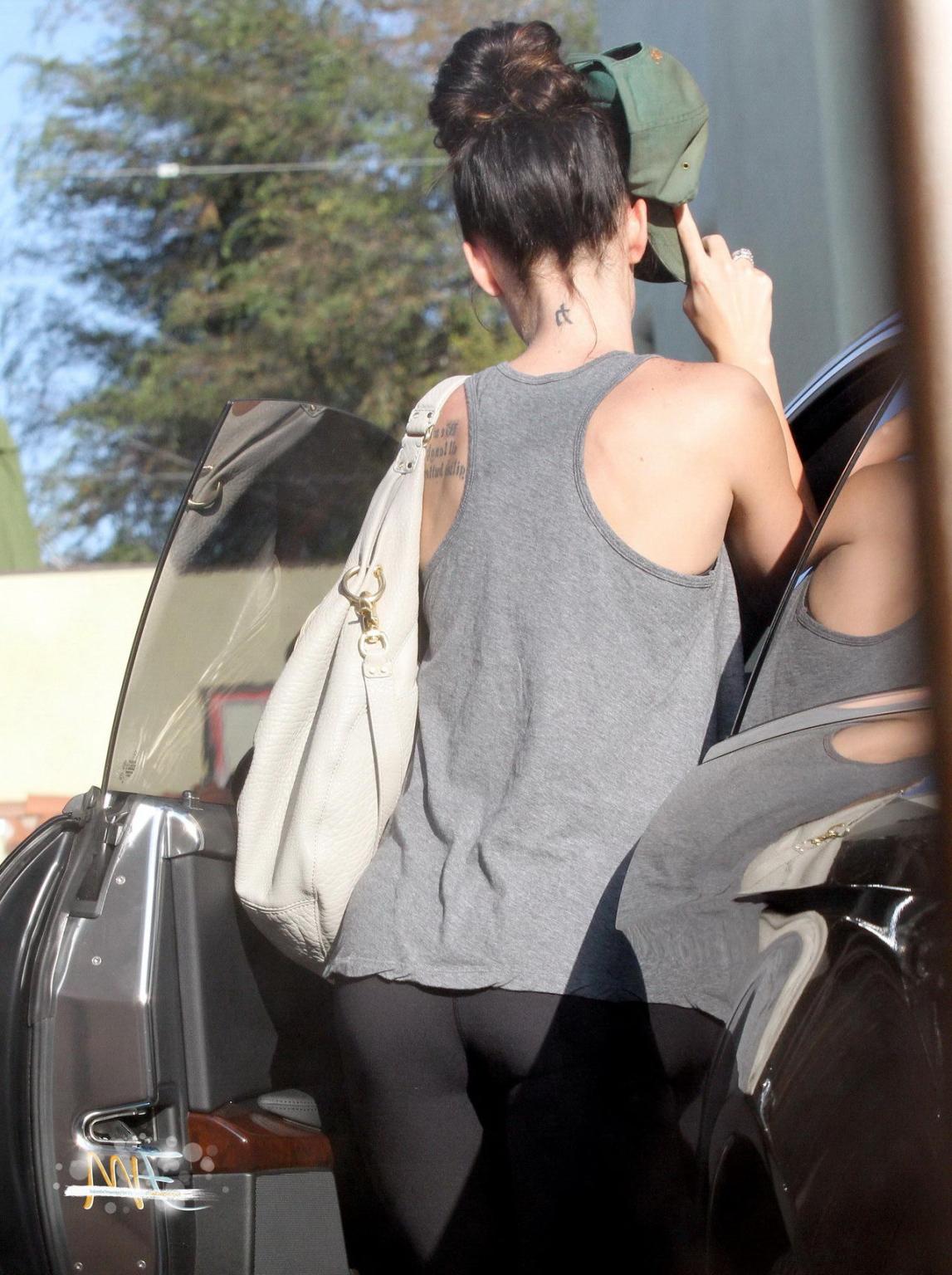 15P Megan Fox in tights shows off her perfect ass leaving the gym