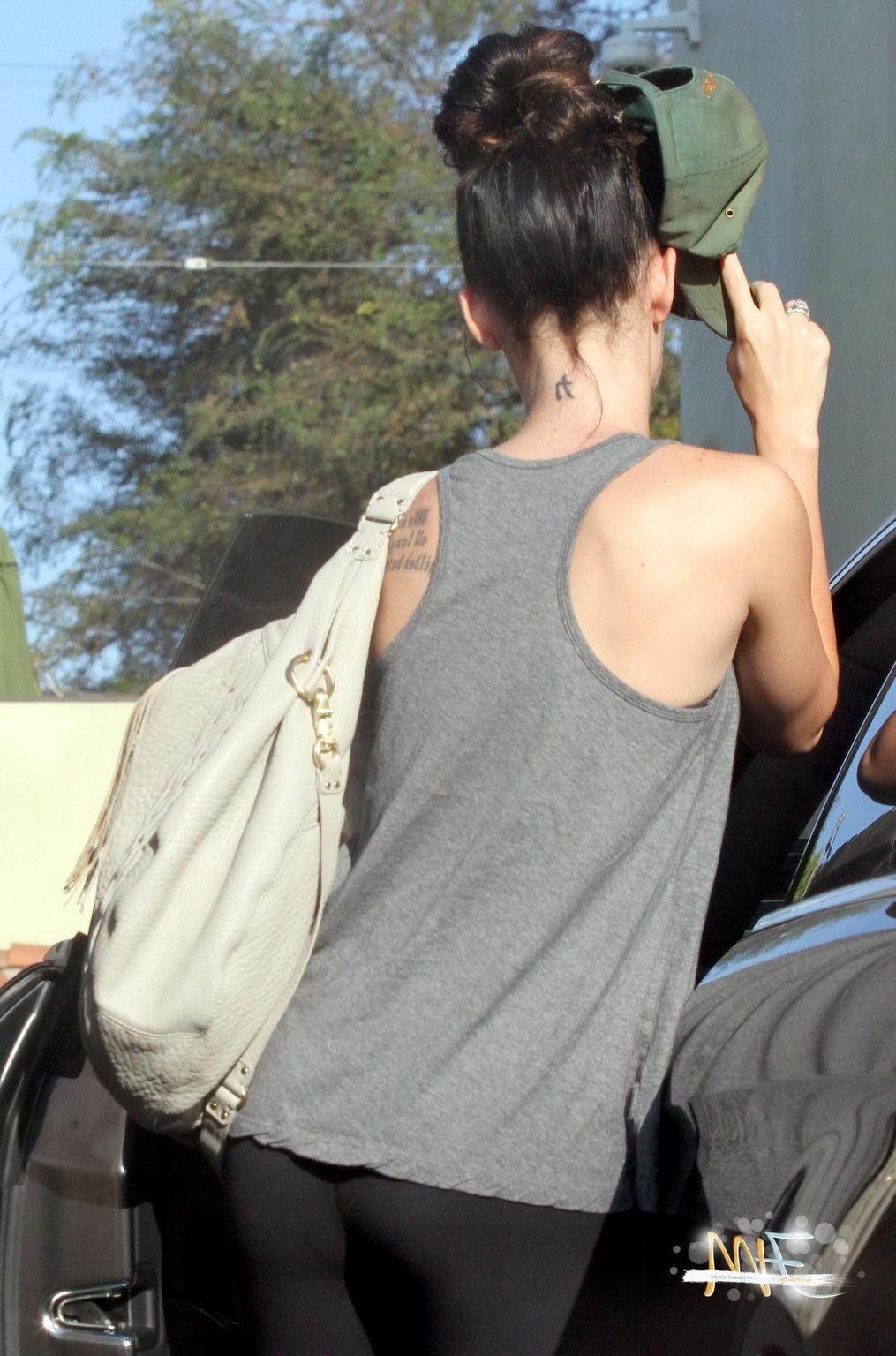 15P Megan Fox in tights shows off her perfect ass leaving the gym