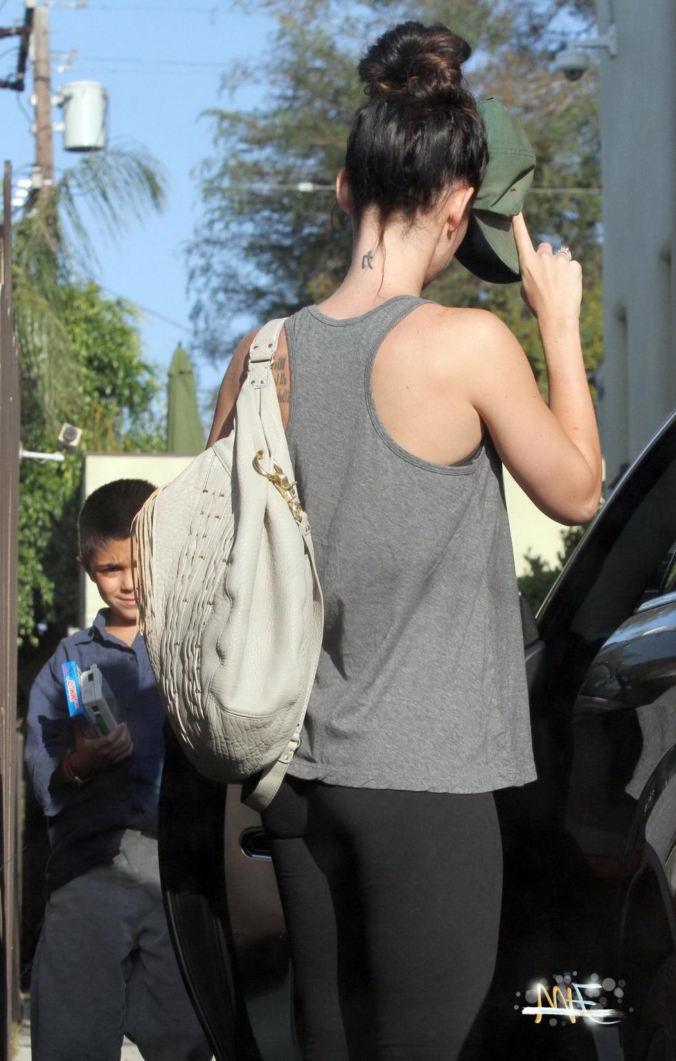 15P Megan Fox in tights shows off her perfect ass leaving the gym