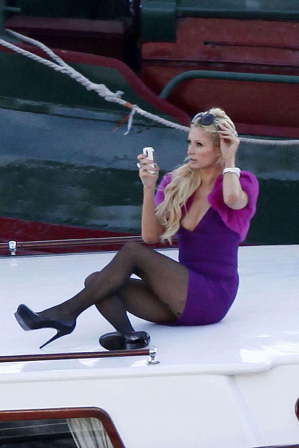 10P Paris Hilton flashing panties huge upskirt in nightclub while partying paparazzi