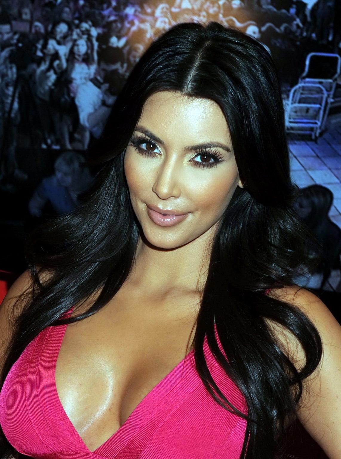 16P Kim Kardashian busty in tight pink dress posing with her wax dummy at Madame Tus