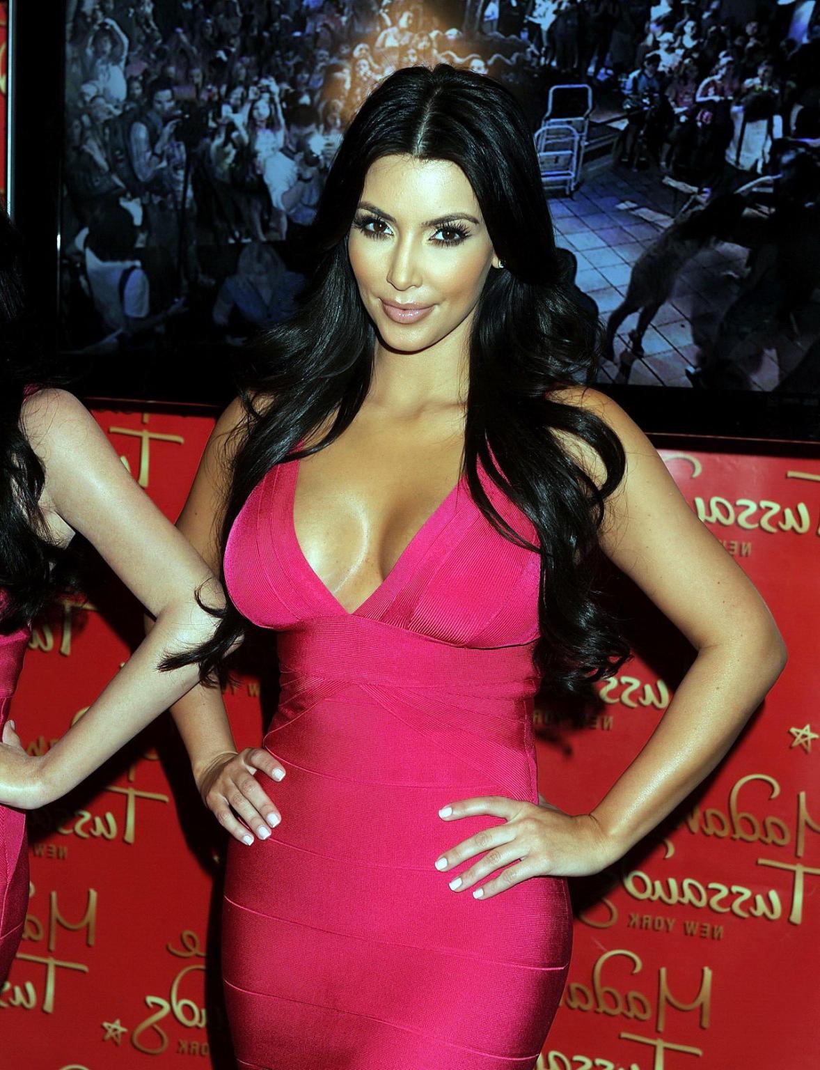 16P Kim Kardashian busty in tight pink dress posing with her wax dummy at Madame Tus