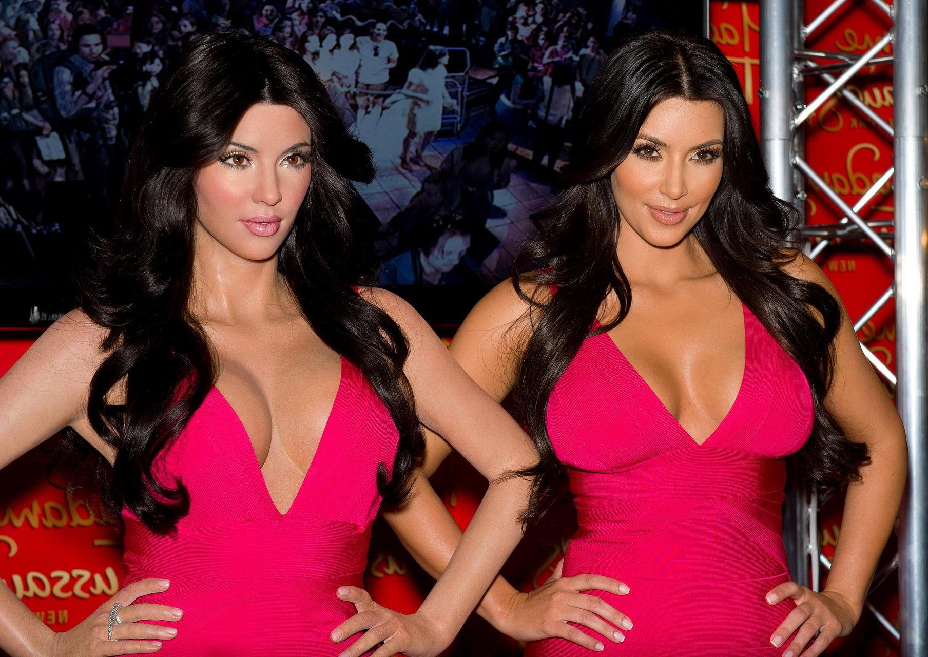 16P Kim Kardashian busty in tight pink dress posing with her wax dummy at Madame Tus