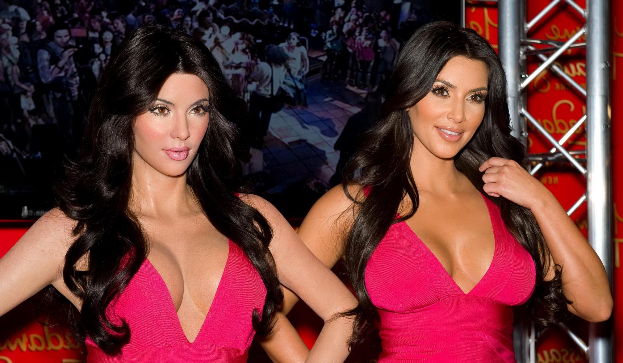 16P Kim Kardashian busty in tight pink dress posing with her wax dummy at Madame Tus