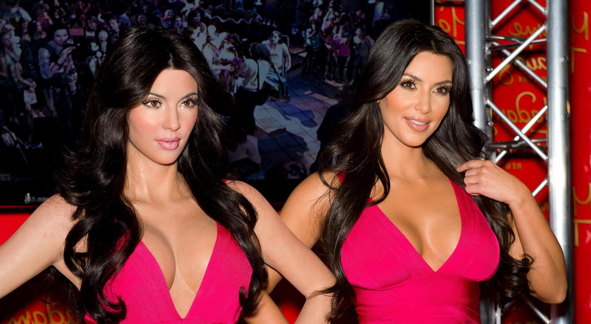 16P Kim Kardashian busty in tight pink dress posing with her wax dummy at Madame Tus