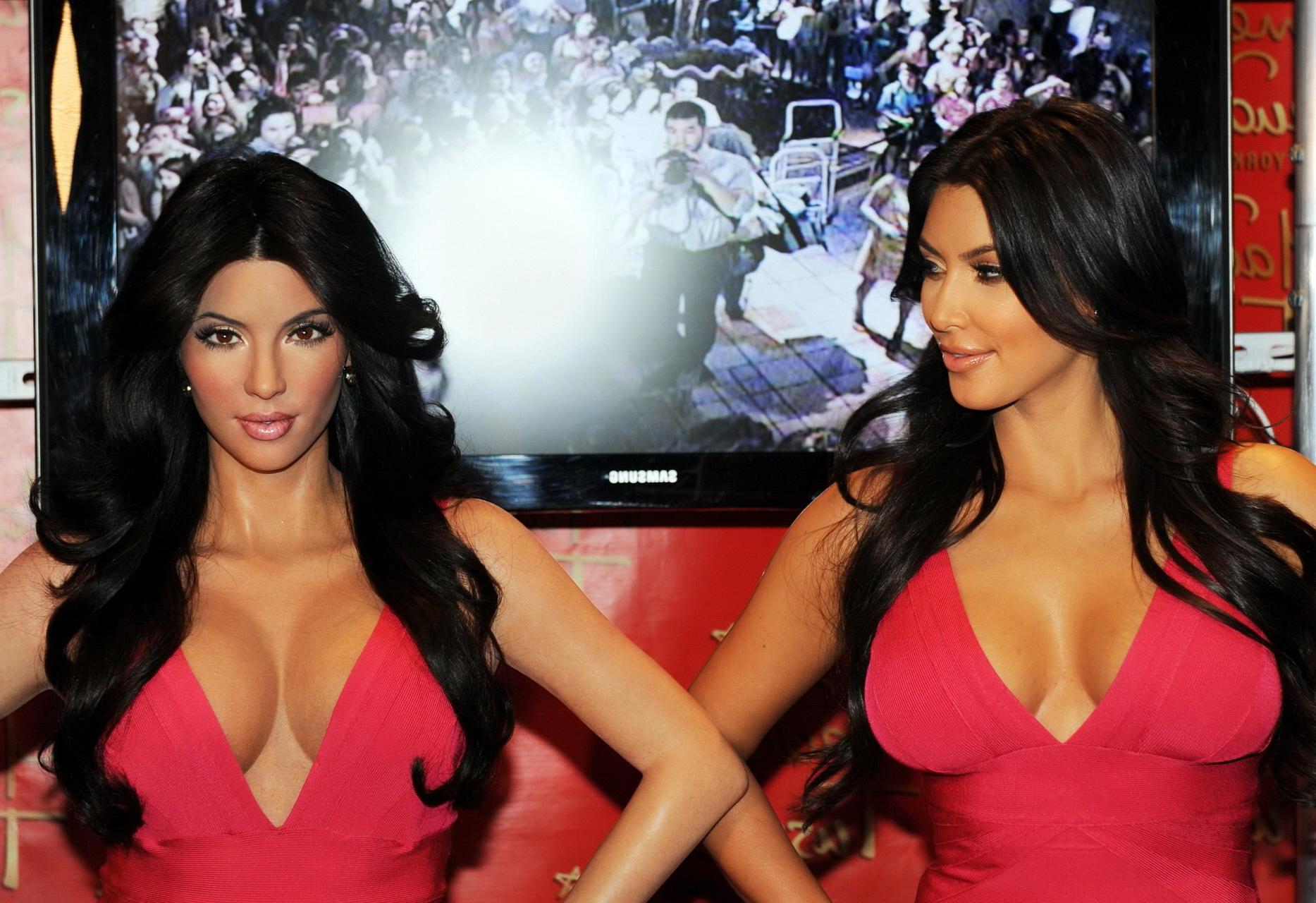 16P Kim Kardashian busty in tight pink dress posing with her wax dummy at Madame Tus
