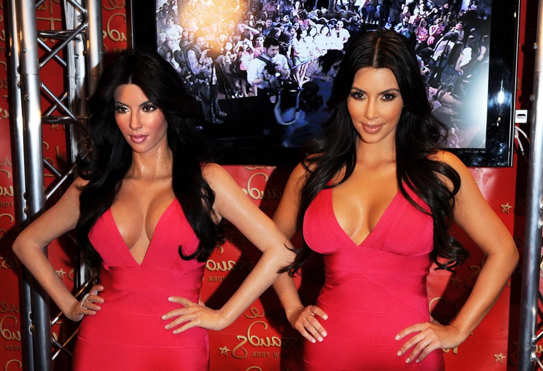 16P Kim Kardashian busty in tight pink dress posing with her wax dummy at Madame Tus