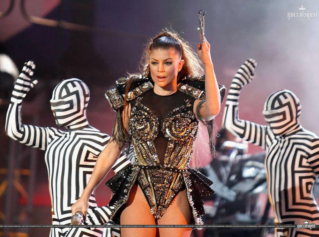 16P Stacy Fergie Ferguson looking sexy in latex suit on stage