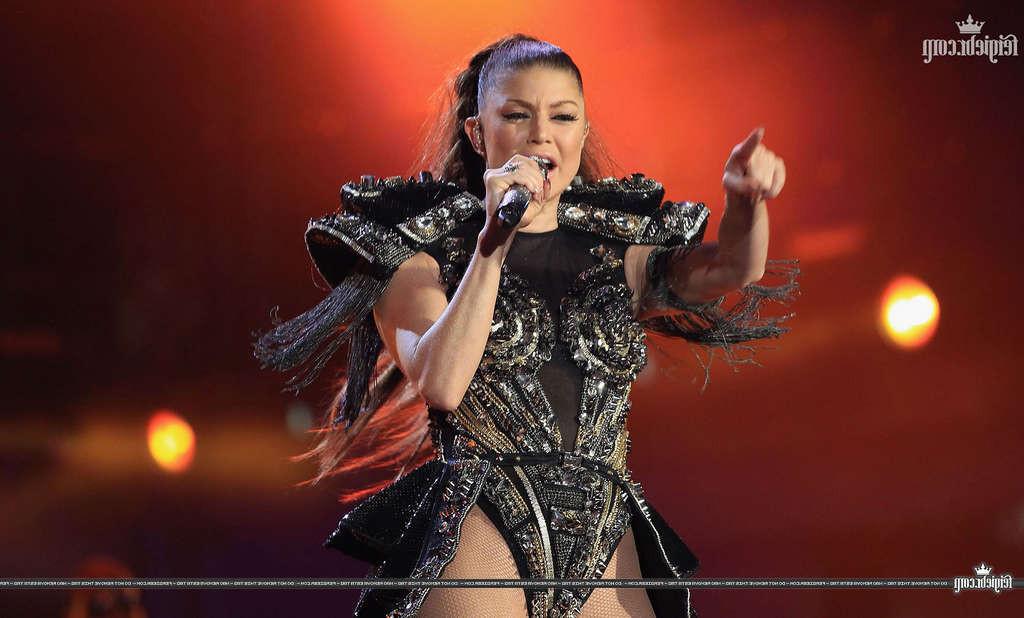 16P Stacy Fergie Ferguson looking sexy in latex suit on stage