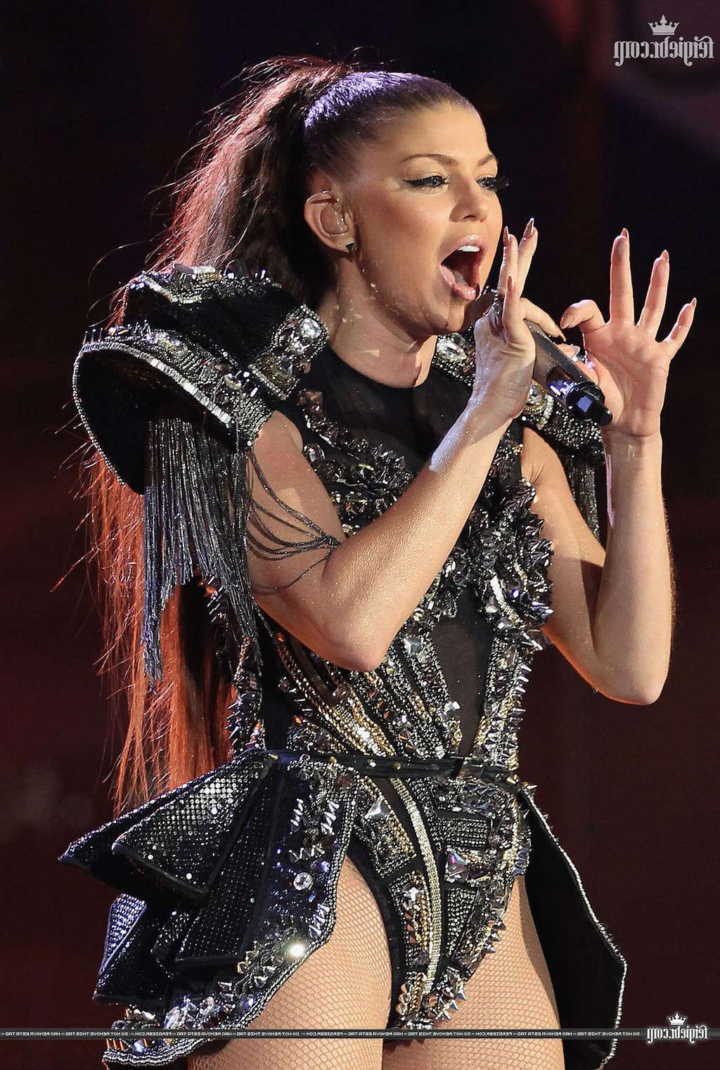 16P Stacy Fergie Ferguson looking sexy in latex suit on stage