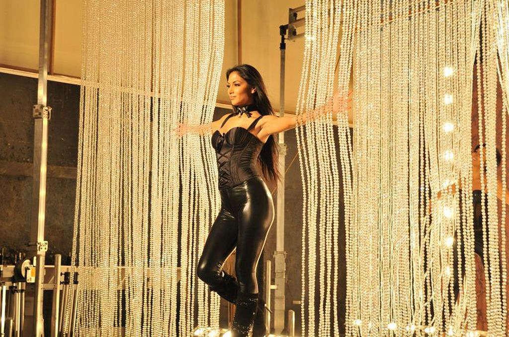 16P Nicole Scherzinger sexy in latex suit and in black stockings