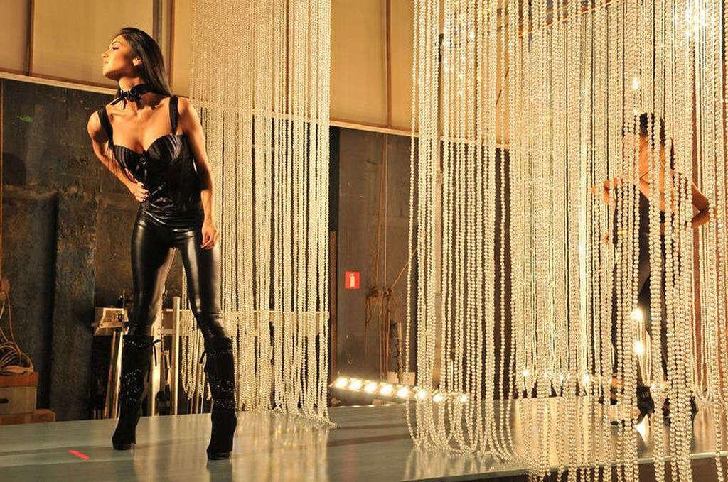 16P Nicole Scherzinger sexy in latex suit and in black stockings