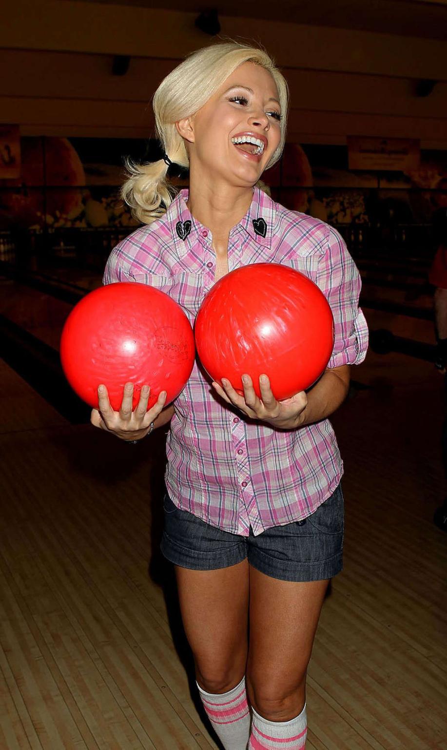 16P Holly Madison exposing her fucking sexy body and hot ass in bowling club