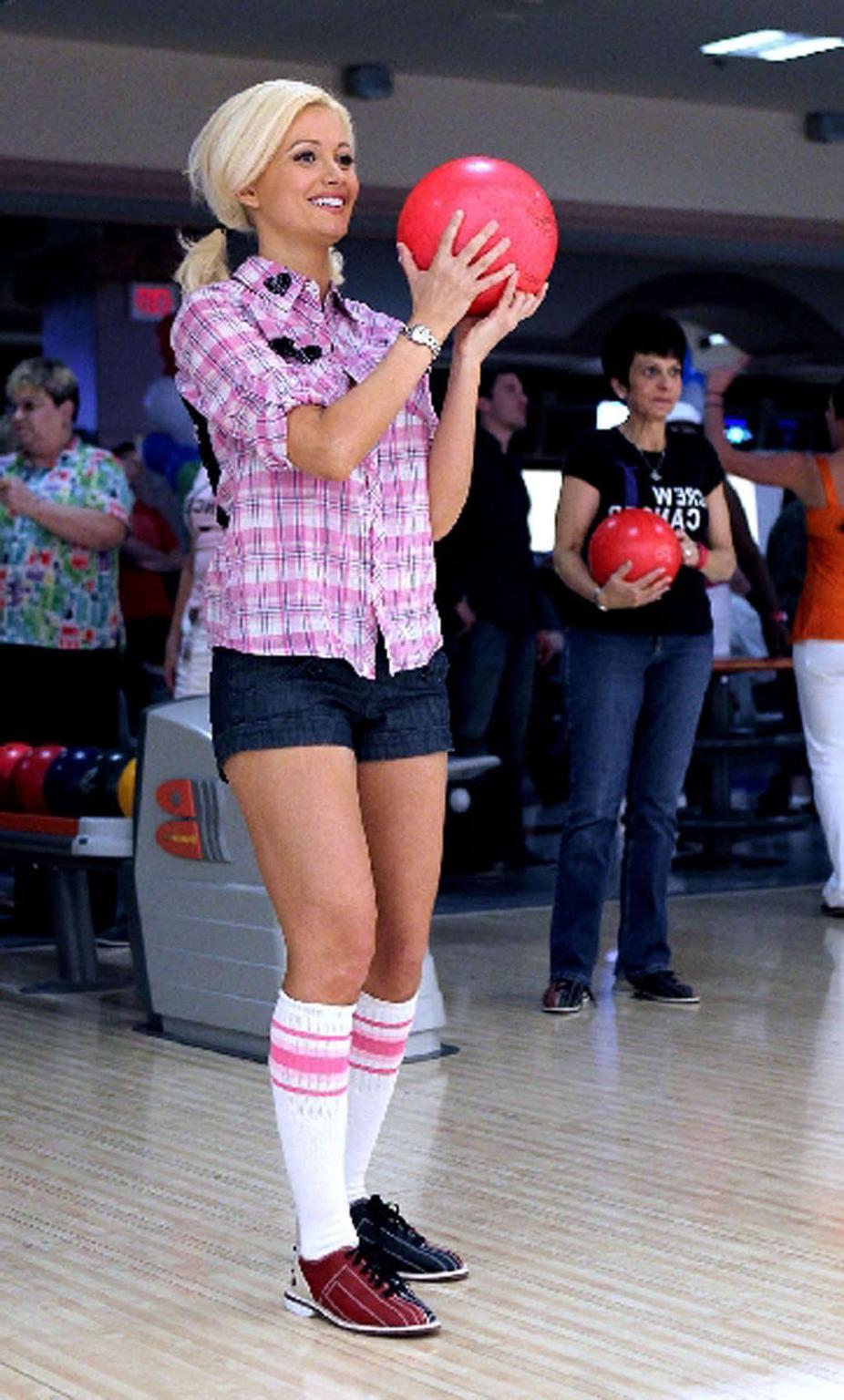 16P Holly Madison exposing her fucking sexy body and hot ass in bowling club