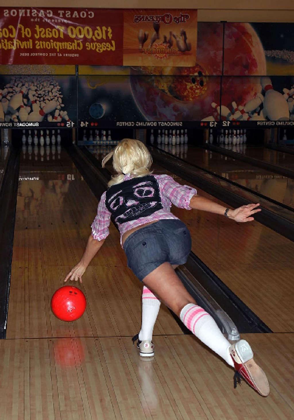 16P Holly Madison exposing her fucking sexy body and hot ass in bowling club