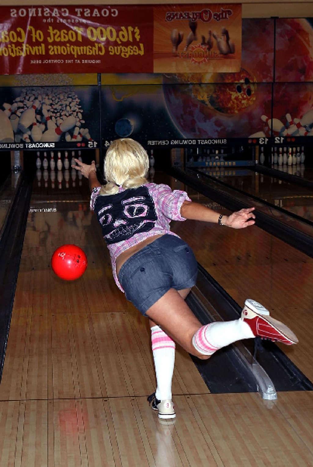16P Holly Madison exposing her fucking sexy body and hot ass in bowling club