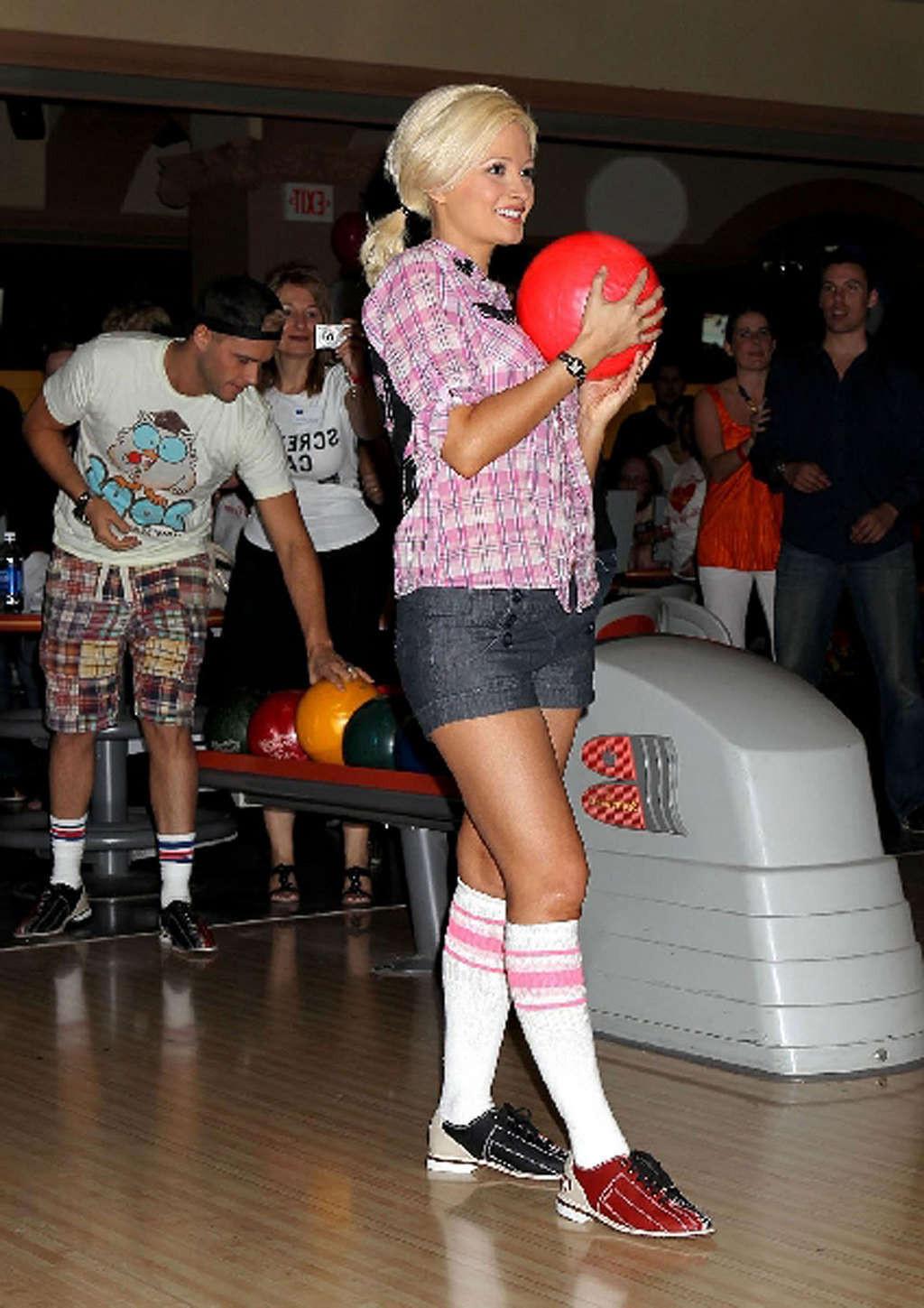 16P Holly Madison exposing her fucking sexy body and hot ass in bowling club