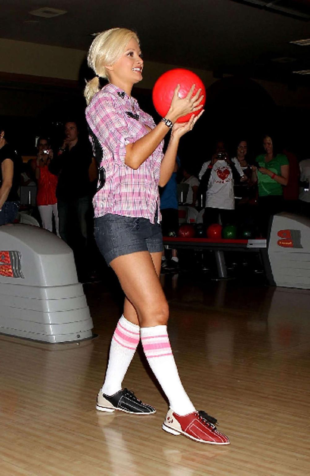 16P Holly Madison exposing her fucking sexy body and hot ass in bowling club