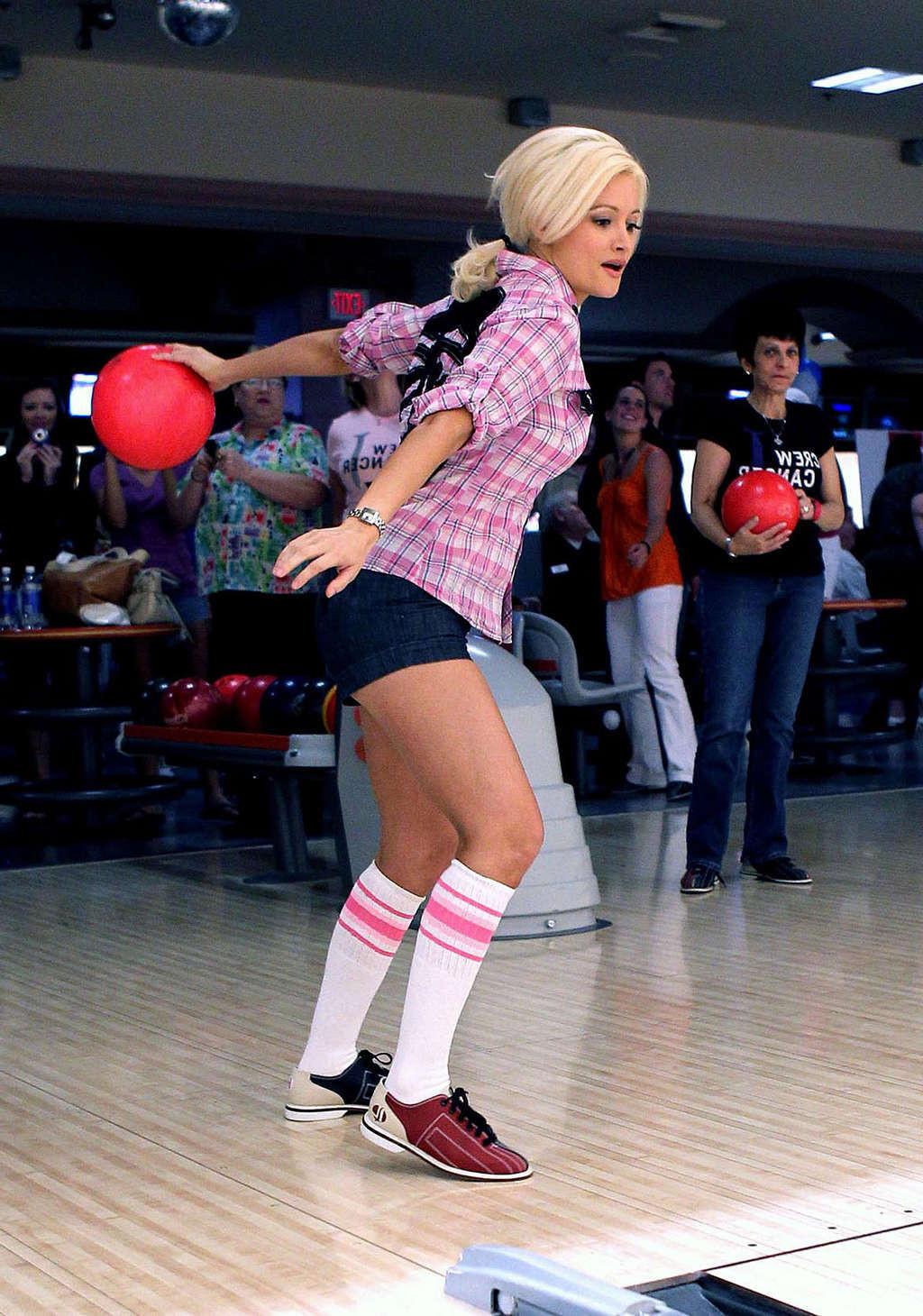16P Holly Madison exposing her fucking sexy body and hot ass in bowling club