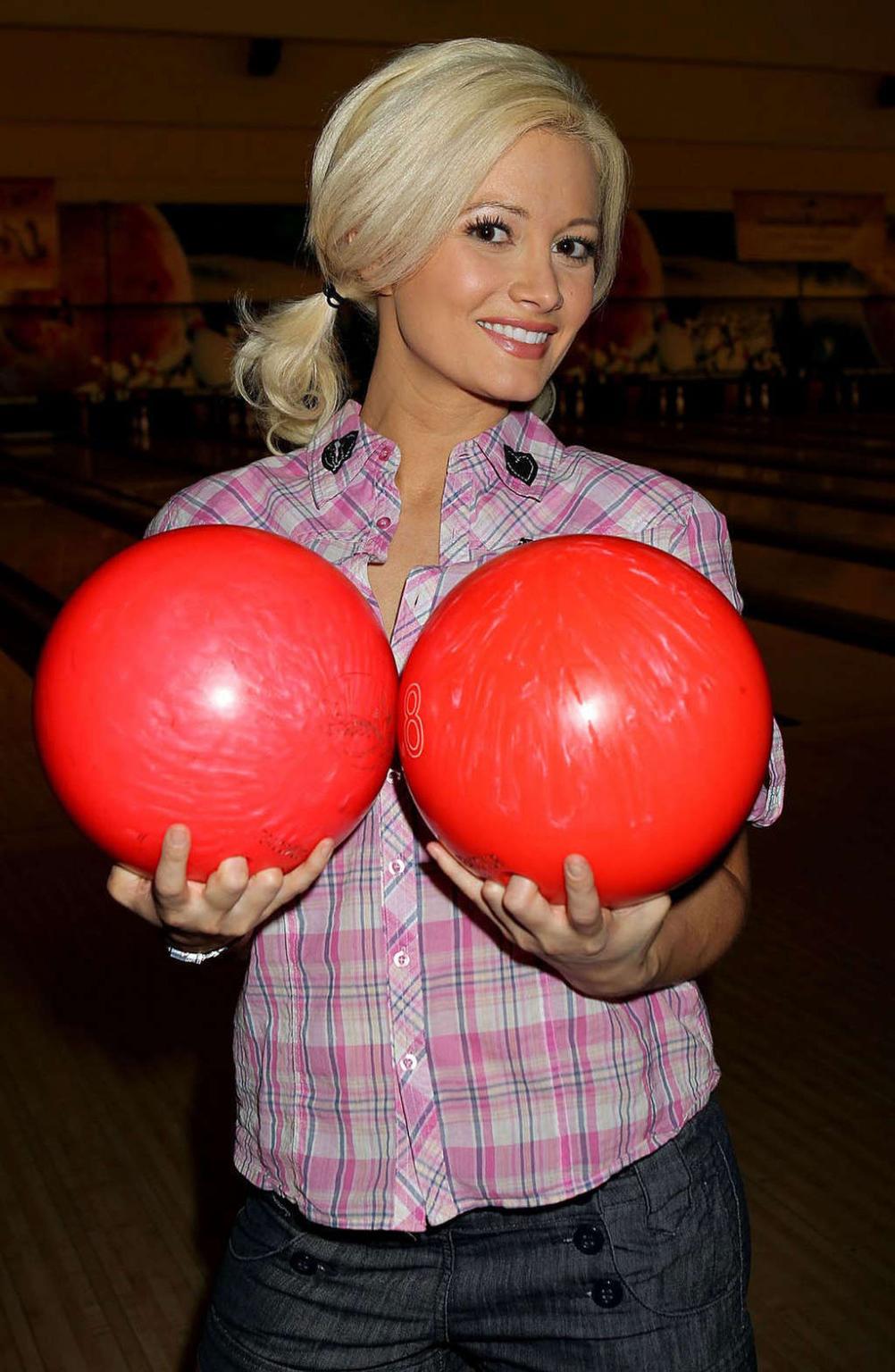 16P Holly Madison exposing her fucking sexy body and hot ass in bowling club