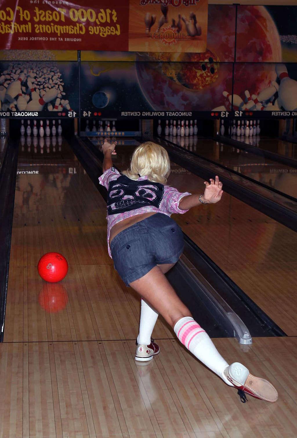 16P Holly Madison exposing her fucking sexy body and hot ass in bowling club