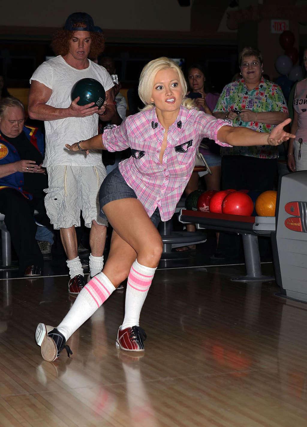 16P Holly Madison exposing her fucking sexy body and hot ass in bowling club