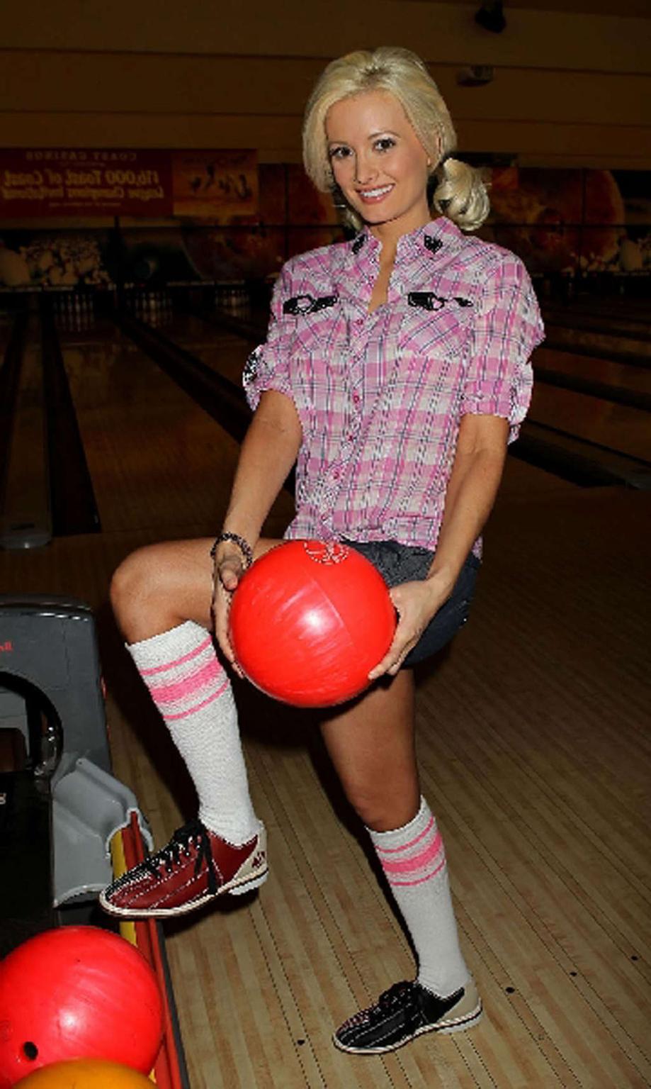 16P Holly Madison exposing her fucking sexy body and hot ass in bowling club