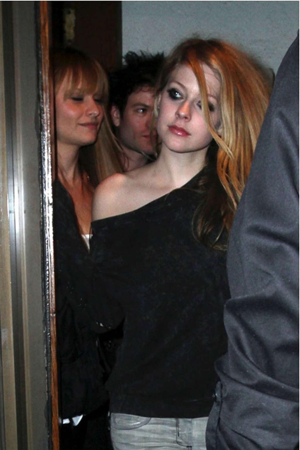 16P Avril Lavigne looking fucking drunk in some club paparazzo photos
