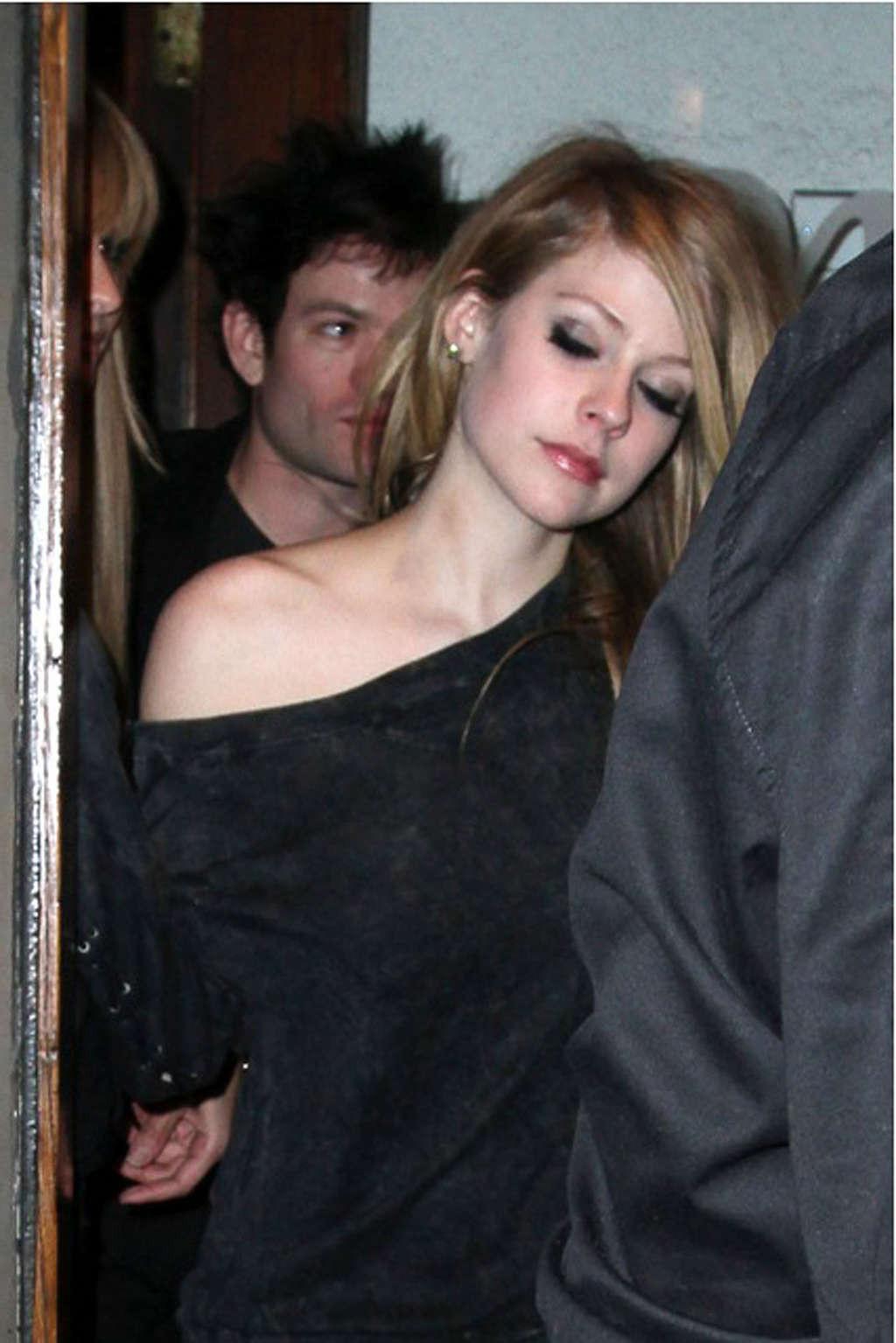 16P Avril Lavigne looking fucking drunk in some club paparazzo photos