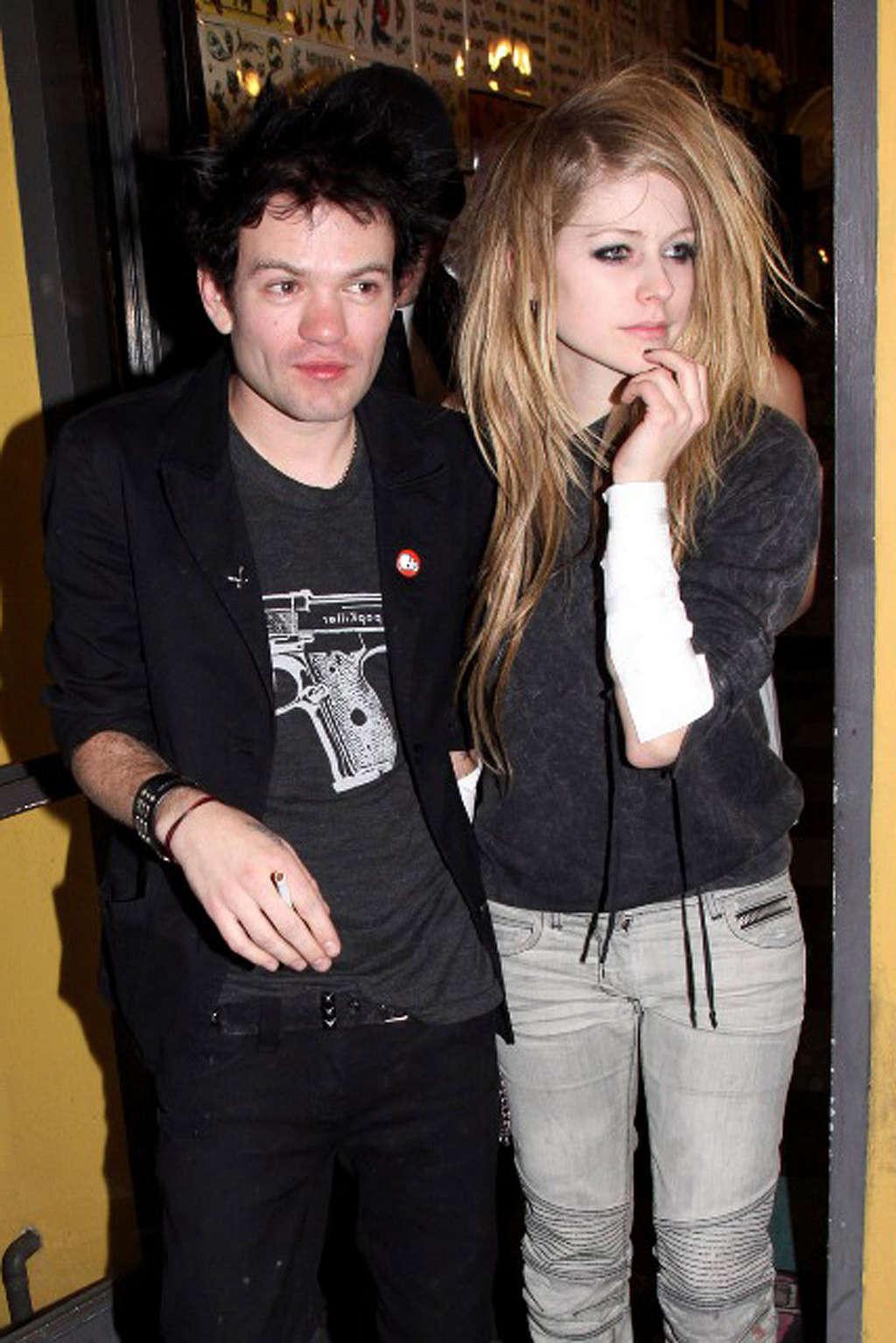 16P Avril Lavigne looking fucking drunk in some club paparazzo photos