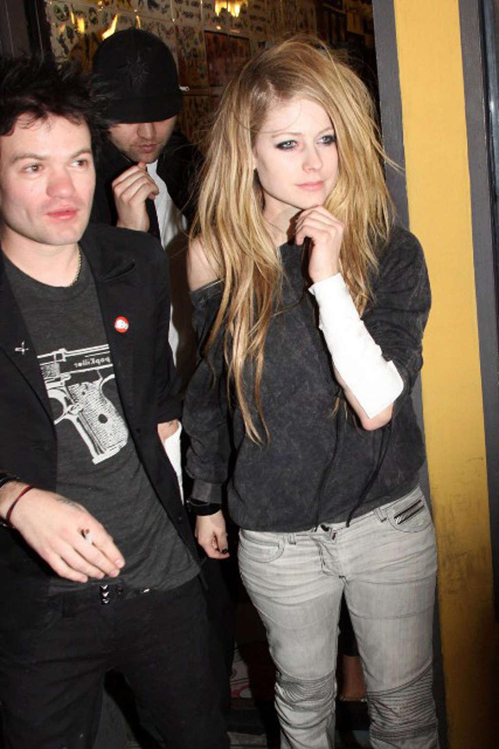 16P Avril Lavigne looking fucking drunk in some club paparazzo photos