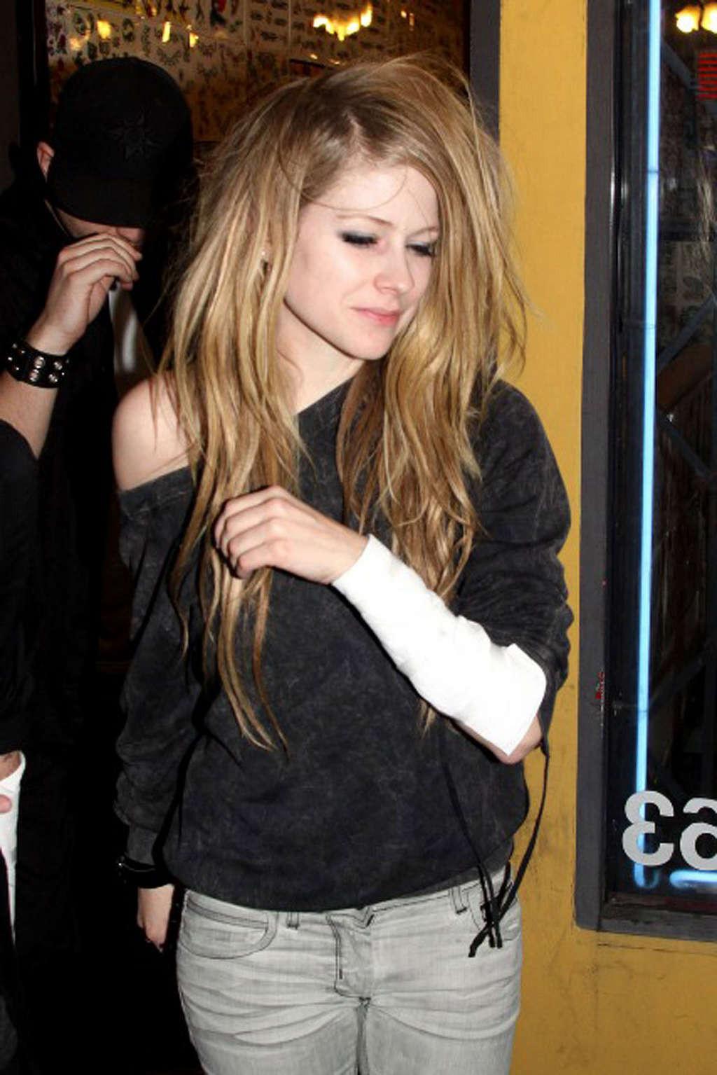 16P Avril Lavigne looking fucking drunk in some club paparazzo photos