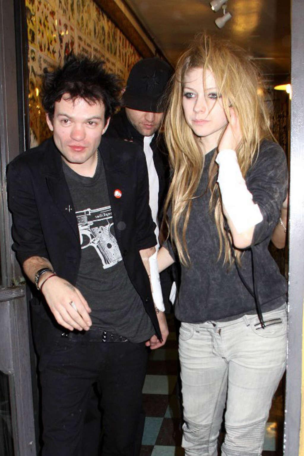 16P Avril Lavigne looking fucking drunk in some club paparazzo photos
