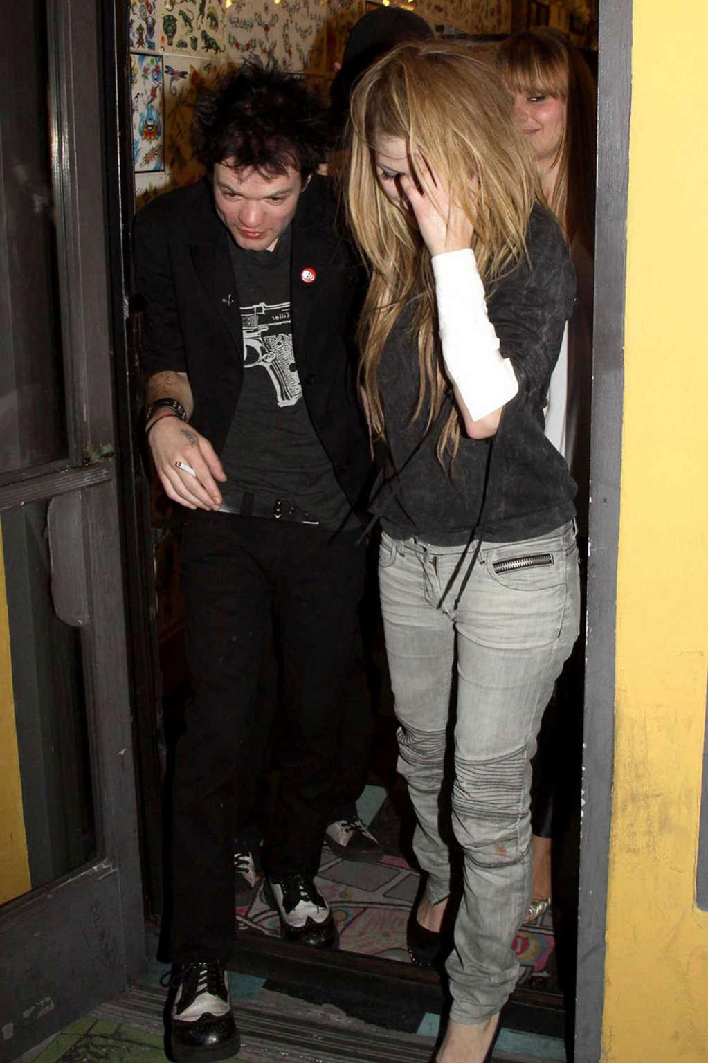 16P Avril Lavigne looking fucking drunk in some club paparazzo photos