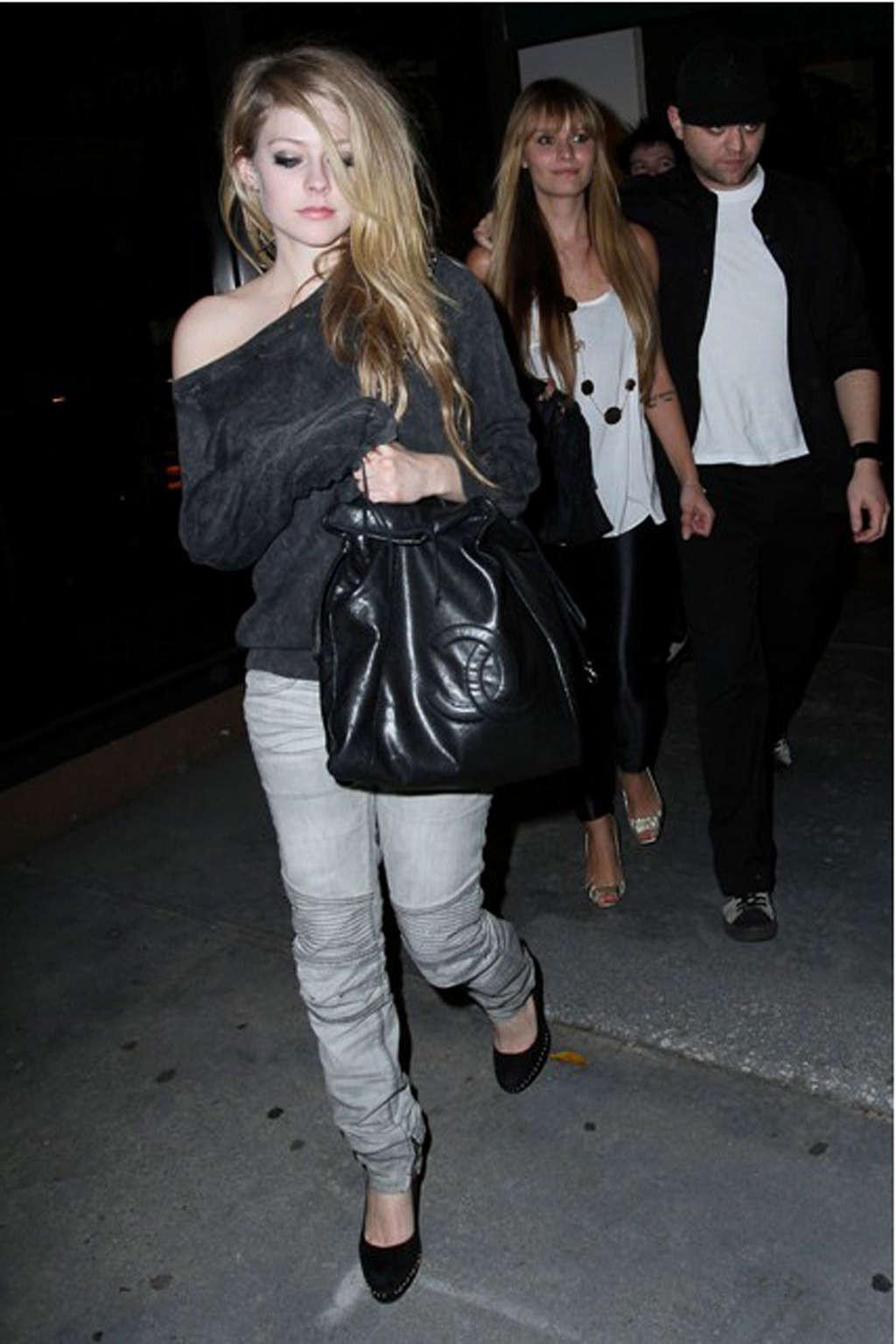 16P Avril Lavigne looking fucking drunk in some club paparazzo photos