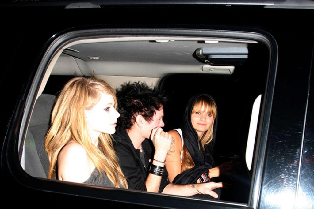 16P Avril Lavigne looking fucking drunk in some club paparazzo photos