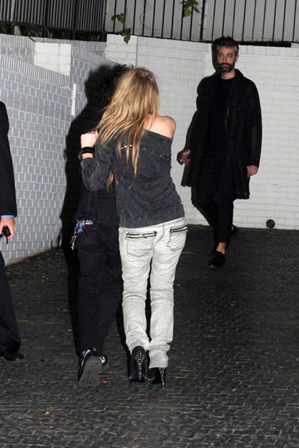 16P Avril Lavigne looking fucking drunk in some club paparazzo photos