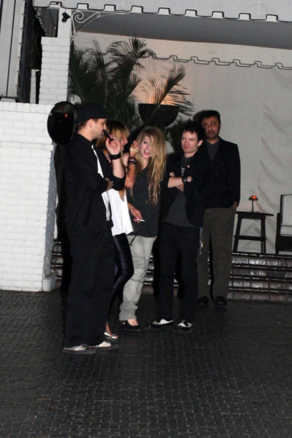 16P Avril Lavigne looking fucking drunk in some club paparazzo photos