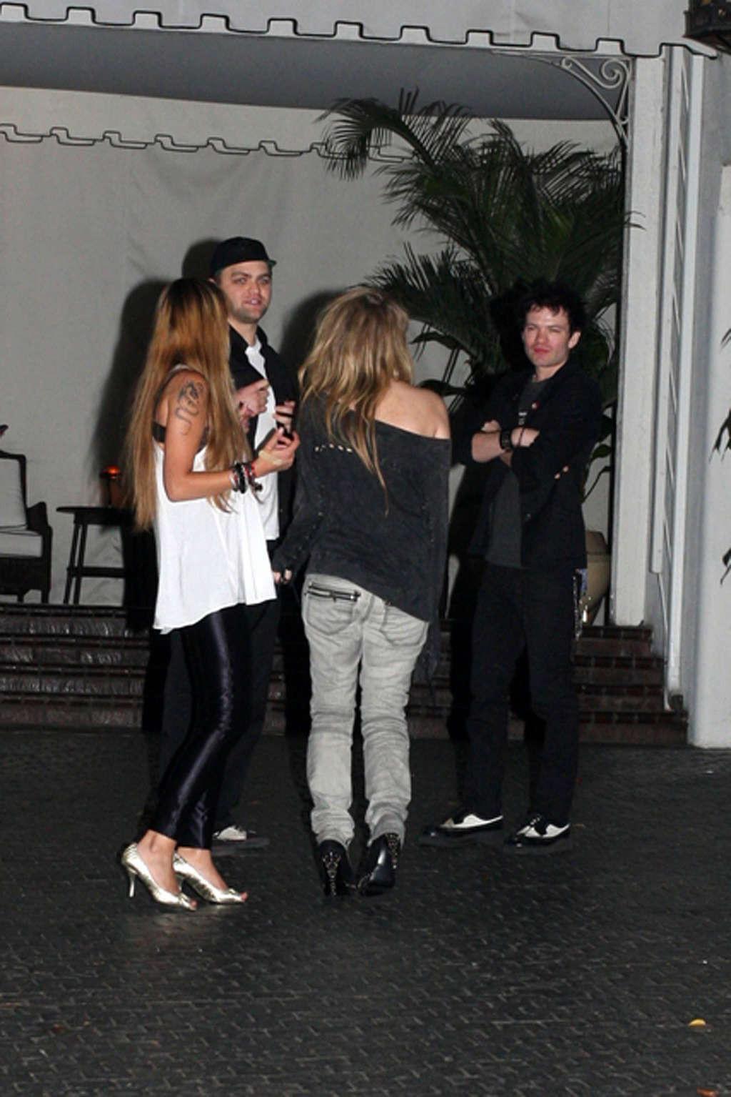 16P Avril Lavigne looking fucking drunk in some club paparazzo photos