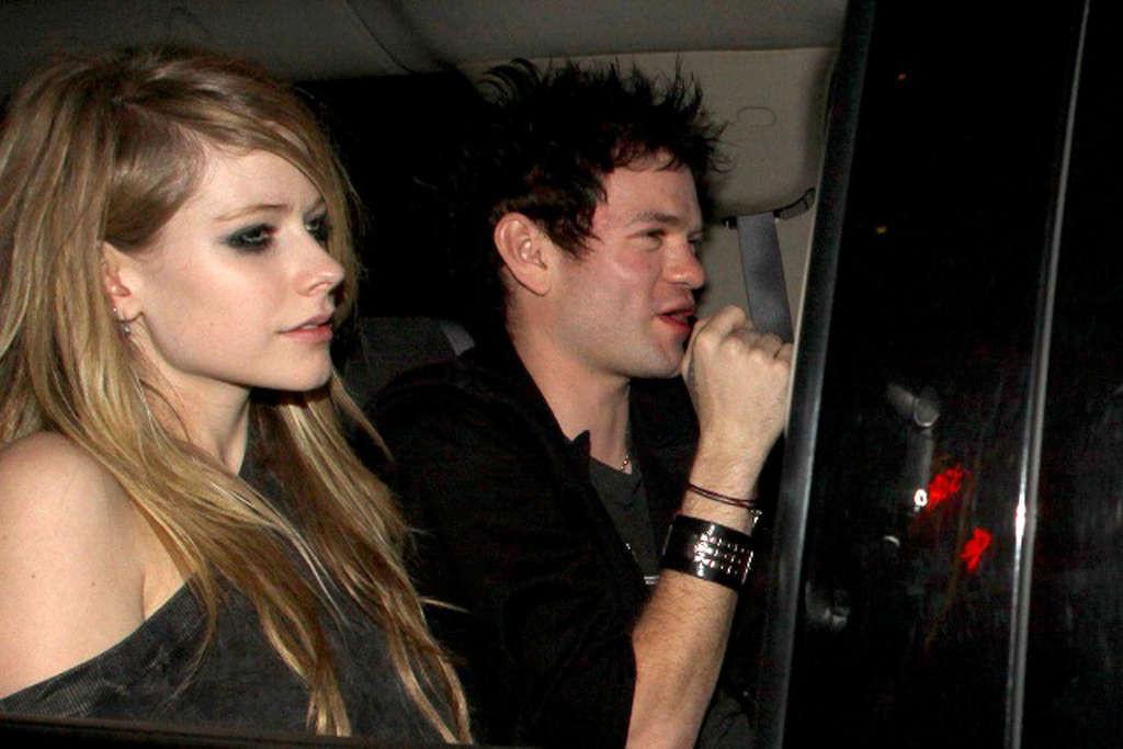 16P Avril Lavigne looking fucking drunk in some club paparazzo photos